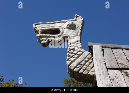 Drachen aus Holz Skulptur auf Tempeltür in Bali, Indonesien Stockfoto