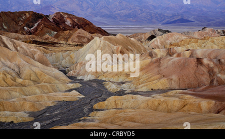 Blick vom Zabriskie Point auf erodierten Felsformationen verfärbt durch Mineralien, Morgendämmerung, Death Valley Nationalpark Stockfoto