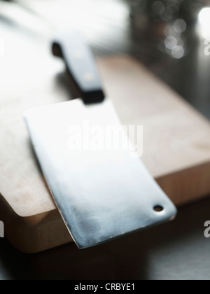 Fleischerbeil auf hölzernen chopping Board selektiven Fokus Stockfoto