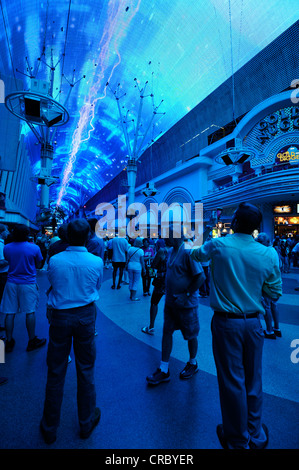 Touristen staunen über die Neon-Kuppel der Fremont Street Experience in alten Las Vegas Downtown Las Vegas, Nevada Stockfoto