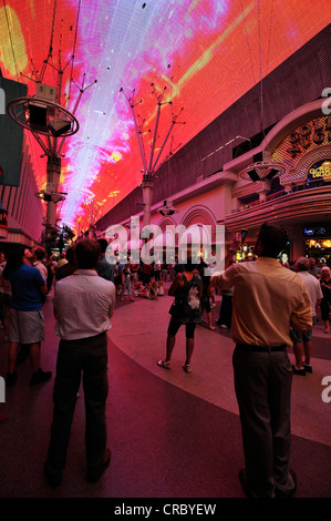 Touristen staunen über die Neon-Kuppel der Fremont Street Experience in alten Las Vegas Downtown Las Vegas, Nevada Stockfoto