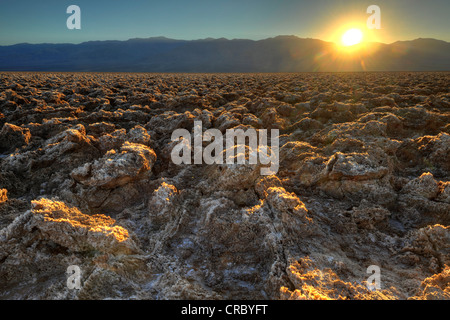 Salz Krusten auf des Teufels Golfplatz, Sonnenuntergang, Dämmerung, Panamint Range, schwarzen Berge, Death Valley Nationalpark, Mojave-Wüste Stockfoto