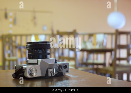 alten SLR auf einem Tisch liegend Stockfoto