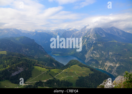 Königsee See und die umliegenden Berge gesehen von der Spitze des Berges Jenner in Berchtesgaden, Bayern, Deutschland Stockfoto