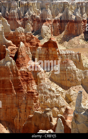 Erodierte Hoodoos und Felsformationen in der Coal Mine Canyon, gefärbt durch Mineralien, Coal Mine Mesa, Painted Desert Stockfoto