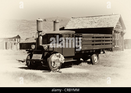 1927 Dodge Graham LKW vor eine Shell-Tankstelle, Geisterstadt Bodie, eine ehemalige Goldgräberstadt Stockfoto