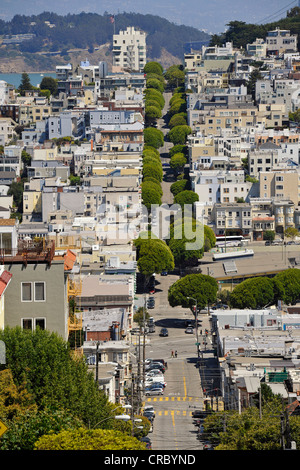 Blick von der Lombard Street, Telegraph Hill und Treasure Island, San Francisco, Kalifornien, Vereinigte Staaten von Amerika, USA Stockfoto