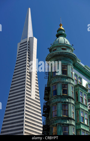 Transamerica Pyramid Wolkenkratzer und Columbus Tower oder Sentinel Gebäude, Financial District, San Francisco, Kalifornien Stockfoto