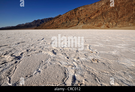 Salz Pfanne, Salz Kristalle, Badwater Basin, schwarze Berge im Rücken, Death Valley Nationalpark, Mojave-Wüste, Kalifornien, USA Stockfoto