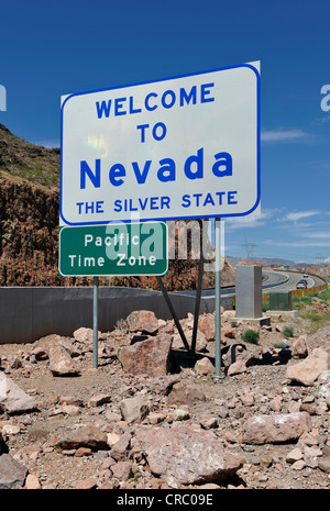 Willkommen in Nevada, Straßenschild, Pacific Standard Time Zone, US Highway 93 in der Nähe von Mike O' Callaghan-Pat Tillman Memorial Bridge, Hoover Dam Stockfoto