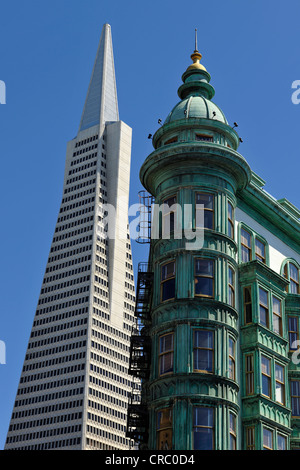 Transamerica Pyramid, Wolkenkratzer, hinter den Columbus Tower, auch bekannt als Sentinel Gebäude, Financial District, San Francisco Stockfoto