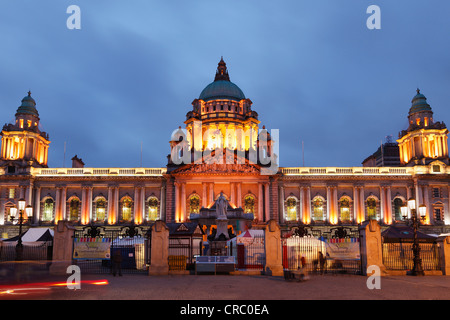 Rathaus mit Statue der Königin Victoria, Belfast, Nordirland, Irland, Großbritannien, Europa, PublicGround Stockfoto