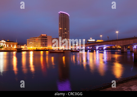 Obel Tower mit Blick auf den Fluss Lagan, Belfast, Nordirland, Vereinigtes Königreich, Europa, PublicGround Stockfoto