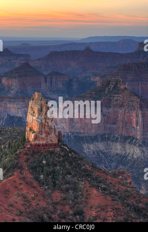 Blick vom Point Imperial in Richtung Mount Hayden und Alsap Butte, Coconimo Rand, Cedar Mountain, erstes Licht vor Sonnenaufgang Stockfoto