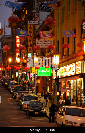 Straße mit Laternen in Chinatown in der Nacht, San Francisco, Kalifornien, USA, PublicGround Stockfoto