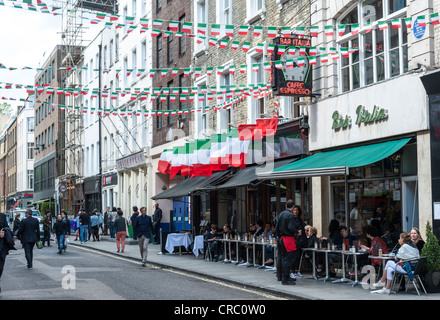 Bar Italia Frith Street Soho London UK mit italienischen Fahnen fliegen und die Uhr an der Wand außerhalb. Stockfoto