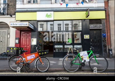 Moolis Restaurant mit Lieferung Bikes parkten außerhalb in der Frith Street Soho London UK Stockfoto