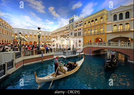 Touristen auf eine neu erstellte Piazza San Marco, den Markusplatz unter einem künstlichen Himmel, venezianische Gassen, eine Trauung in einer Stockfoto