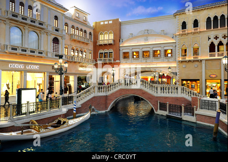 Touristen in simulierten venezianische Gassen unter einem künstlichen Himmel, Hochzeit Gondel, Canale Grande, 5-Sterne-Hotels Stockfoto