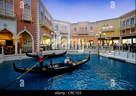 Gondoliere in einer Gondel für Touristen in simulierten venezianische Gassen unter einem künstlichen Himmel, Canale Grande Stockfoto