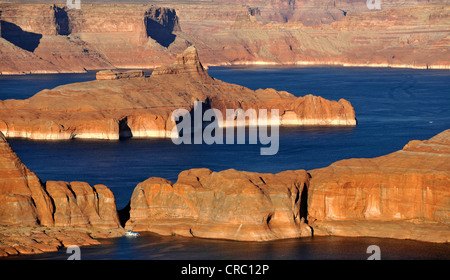 Blick von Alstom Punkt in Richtung Lake Powell, Padre Bucht mit Gunsight Butte und Navajo Mountain, Bigwater, Glen Canyon National Stockfoto