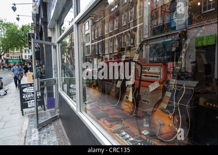 Straßenszene in Dänemark Street London manchmal genannt Tin Pan Alley berühmt für seine vielen Gitarren und Musikinstrument Geschäfte Stockfoto