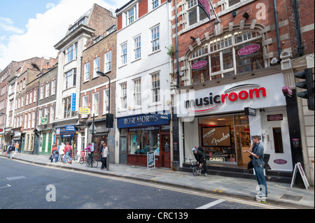 Straßenszene in Dänemark Street London manchmal genannt Tin Pan Alley berühmt für seine vielen Gitarren und Musikinstrument Geschäfte Stockfoto