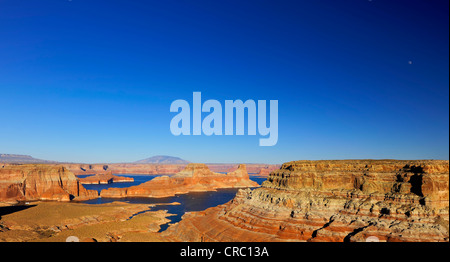 Blick von Alstom Punkt in Richtung Lake Powell, Padre Bucht mit Gunsight Butte und Navajo Mountain, Bigwater, Glen Canyon National Stockfoto