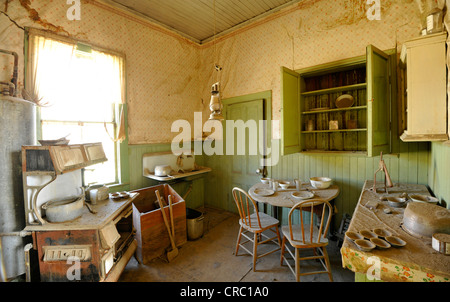 Innenraum, Küche der Residenz des James Stuart Cain, ein wohlhabender Bürger aus Ghost Town von Bodie Stockfoto