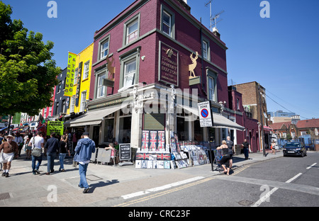 Straßenszene in der Ecke des Buck Street und Camden High Street, Camden Town, London, NW1, England, UK Stockfoto