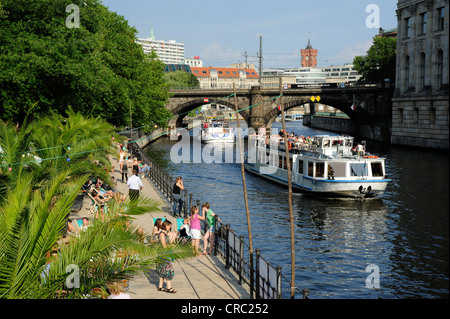 Ausflugsschiff auf der Spree, am Spreeufer am Flussufer, Berlin Mitte, Deutschland, Europa Stockfoto