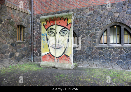 Wand-Relikt mit Graffiti, Streetart, Teil der Berliner Mauer vor dem Maerkisches Museum, Berlin Mitte, Deutschland, Europa Stockfoto