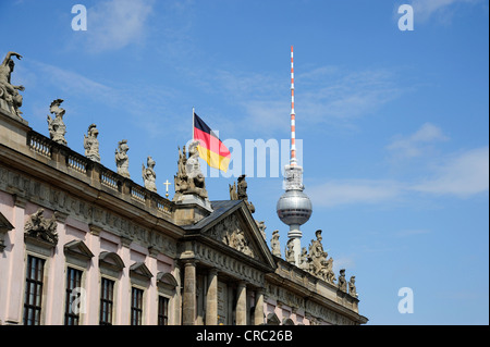 DHM, Deutsches Historisches Museum, Deutsche Historische Museum im ehemaligen Zeughaus, der Fernsehturm am Rücken, Berlin Mitte Stockfoto