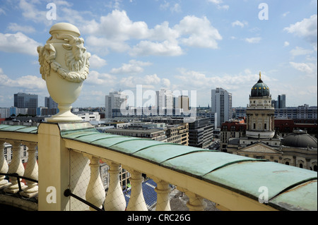 Blick vom französischen Dom gegenüber dem Deutschen Dom, zwei Kirchen auf dem Gendarmenmarkt Berlin Mitte Stockfoto