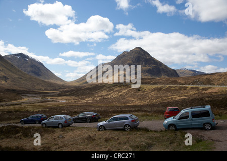 Autos von Wanderern auf grobe Weg bei Glen Etive Glencoe Hochland Schottland uk Stockfoto