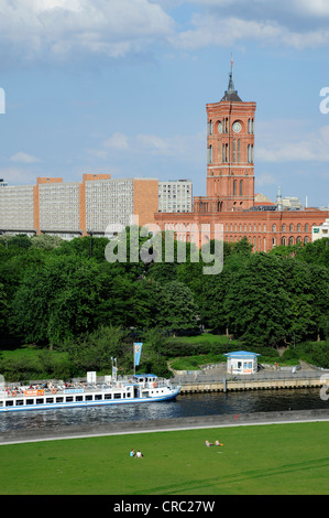 Boot auf der Spree, Rotes Rathaus Rathaus, Bezirk Mitte, Berlin, Deutschland, Europa Stockfoto