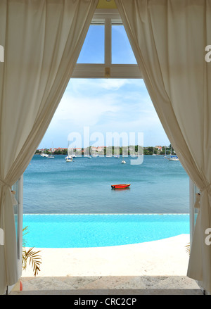 Blick von einer Luxus-Villa-Schwimmbad Blick über L'Anse Aux Epines, Prickly Bay, Grenada, West Indies. Stockfoto