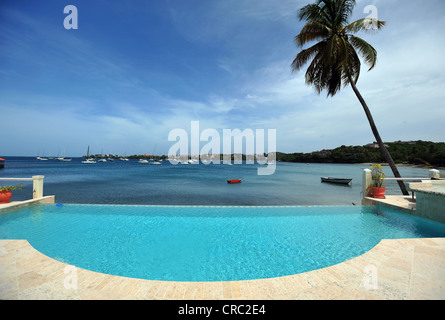 Blick von einer Luxus-Villa-Schwimmbad Blick über L'Anse Aux Epines, Prickly Bay, Grenada, West Indies. Stockfoto