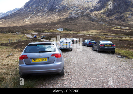 Autos von Wanderern auf grobe Weg bei Glen Etive Glencoe Hochland Schottland uk Stockfoto