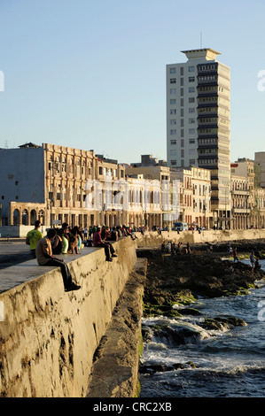 Malecon Ufermauer, Avenida de Antonio Maceo, ein Boulevard entlang der Stadt im Zentrum von Havanna, Centro Habana, Cuba Stockfoto