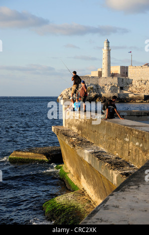 Der Malecon Ufermauer, Avenida de Antonio Maceo, ein Boulevard entlang der Stadt im Zentrum von Havanna, Centro Habana, mit einem Leuchtturm Stockfoto