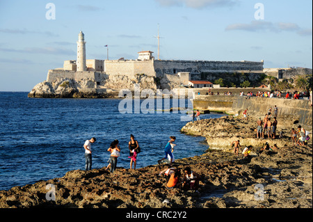 Der Malecon Ufermauer, Avenida de Antonio Maceo, ein Boulevard entlang der Stadt im Zentrum von Havanna, Centro Habana, mit einem Leuchtturm Stockfoto