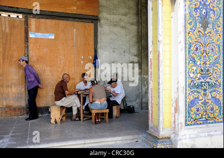 Männer auf der Straße Avenida de Italia, Galiano Domino spielen, im Stadtzentrum von Centro Habana, Cuba, Havanna, große Antillen Stockfoto