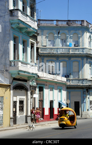 Coco-Taxi, ein überdachter Motorroller in der Innenstadt von Havanna, Centro Habana, Cuba, große Antillen, Karibik Stockfoto