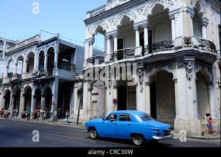 Blau der 1950er Jahre Oldtimer vor einem Gebäude auf der Avenida Simon Bolivar, Calle Reina, Innenstadt von Havanna, Centro Habana Stockfoto