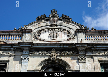 Detail der Fassade eines Gebäudes an der Avenida Simon Bolivar, Calle Reina, Innenstadt von Havanna, Centro Habana, Cuba Stockfoto