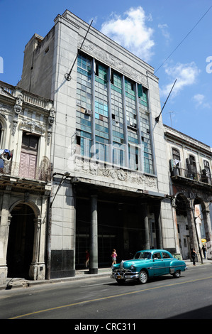 Blau der 1950er Jahre Oldtimer vor einem Jugendstil-Gebäude an der Avenida Simon Bolivar, Calle Reina, Zentrum von Havanna Stockfoto