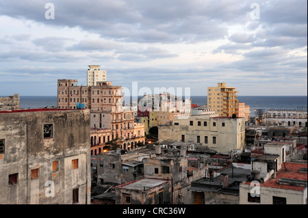 Blick über die Dächer, die Innenstadt von Havanna, Centro Habana, Cuba, große Antillen, Golf von Mexiko, Karibik, Mittelamerika Stockfoto