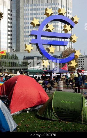 Protest-Camp der Bewegung besetzen Frankfurt, Demonstration gegen das Finanzsystem vor dem Symbol des euro Stockfoto