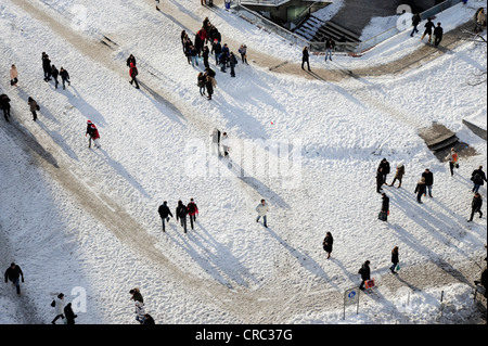 Menschen wandern im Schnee in der Nähe der Hauptwache, ein ehemaliges Wachhaus im Winter, Frankfurt Am Main, Hessen, Deutschland, Europa Stockfoto